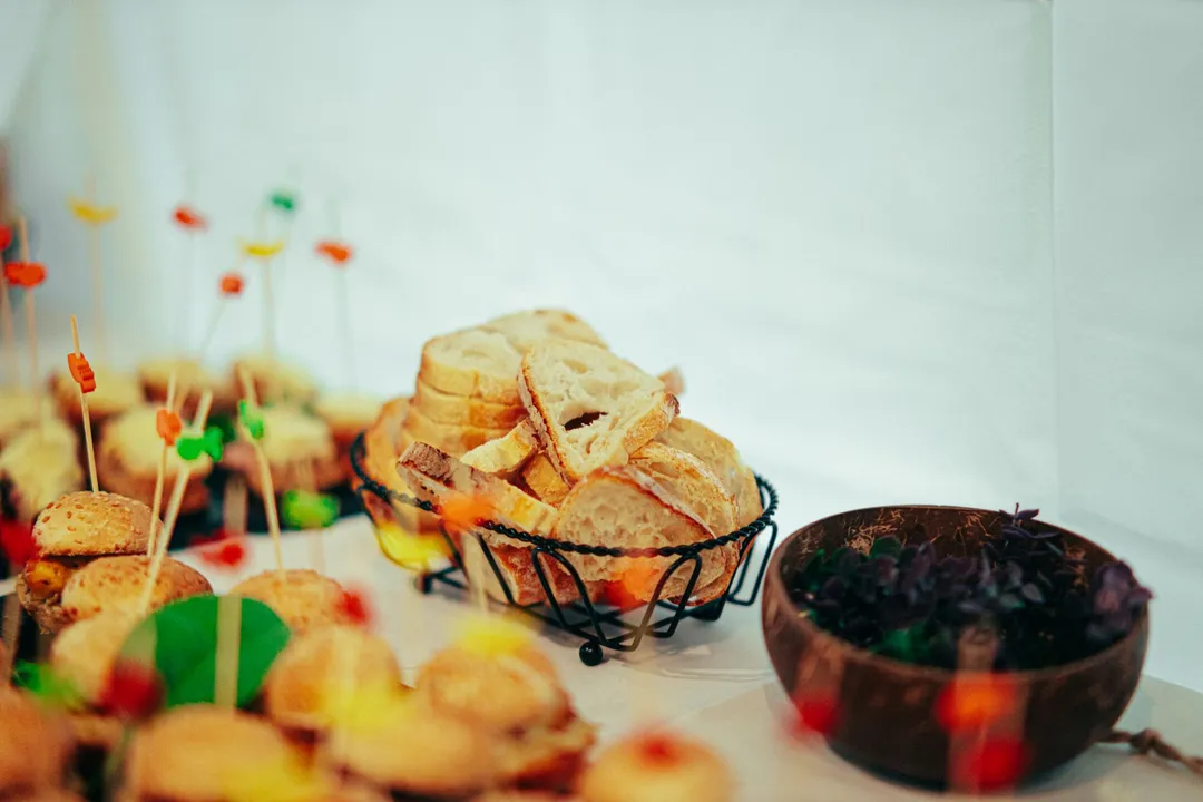 Brochettes de bœuf avec tranches de baguette