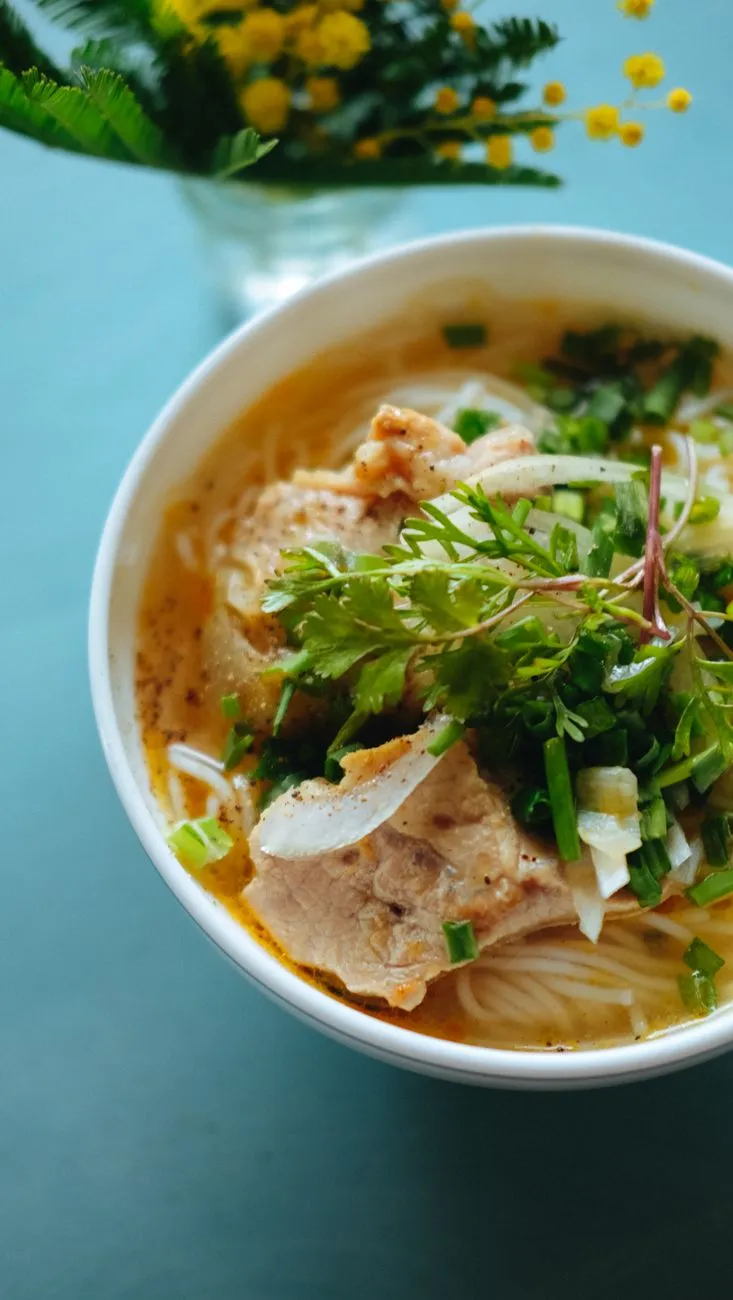 Cao Lầu (nouilles vietnamiennes au porc et verdures)