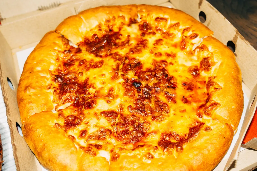 Pizza à la croûte farcie au fromage