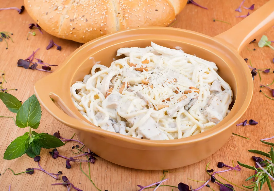 Spaghetti Alfredo au poulet, bacon et brocoli
