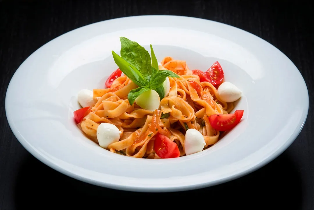 Pâtes fraîches à la mozzarella, tomate et basilic