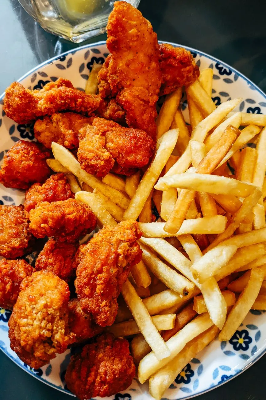 Poulet frit et pommes de terre frites