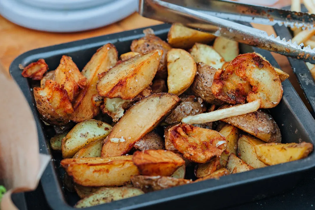 Quartiers de pommes de terre frits