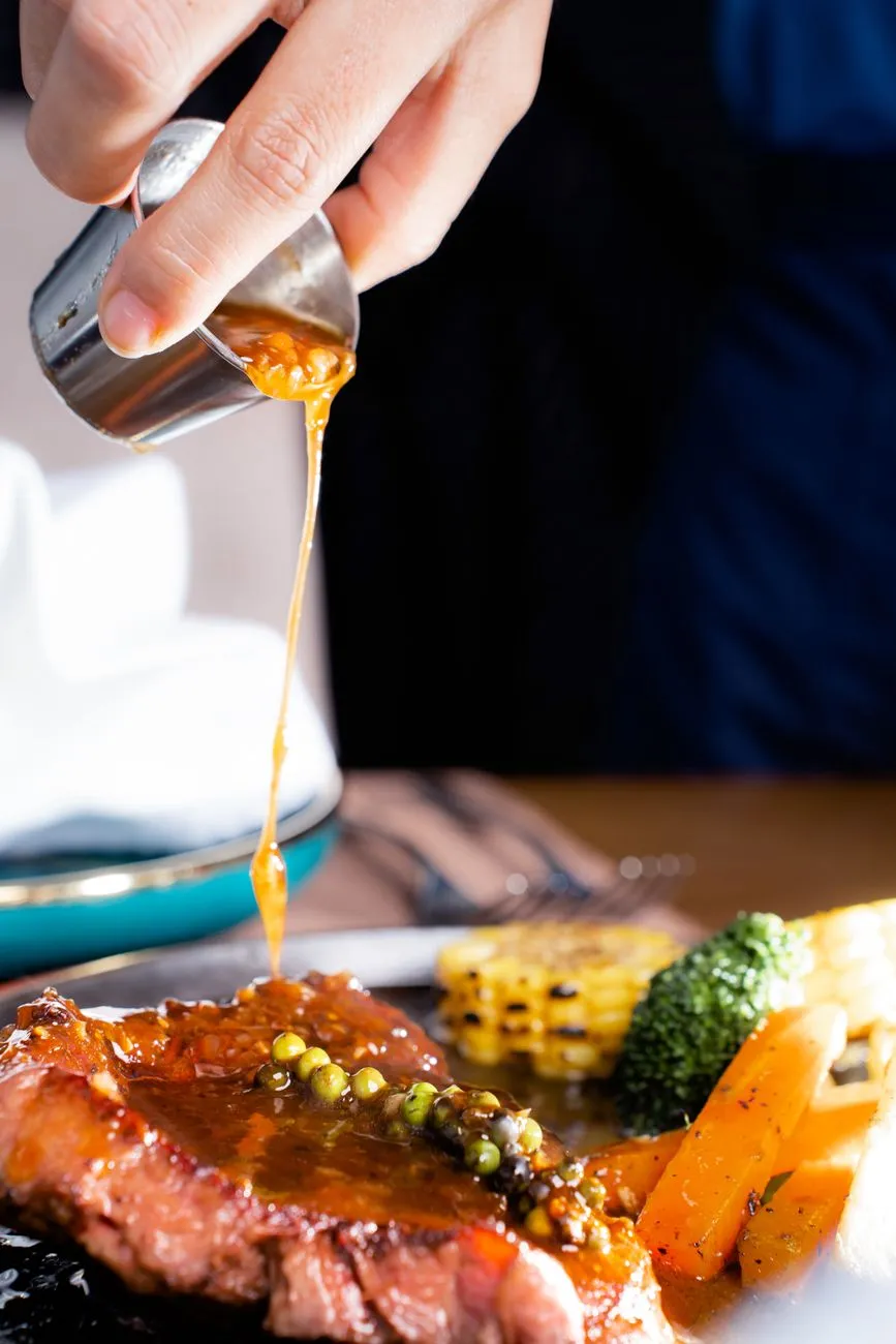 Steaks au poivre, sauce crémeuse au cognac
