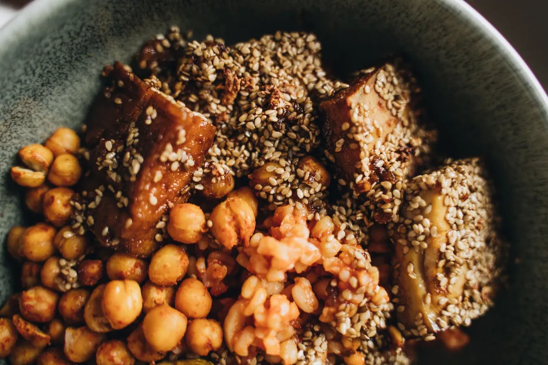 Bol de millet fumé aux super-grains et tofu croustillant