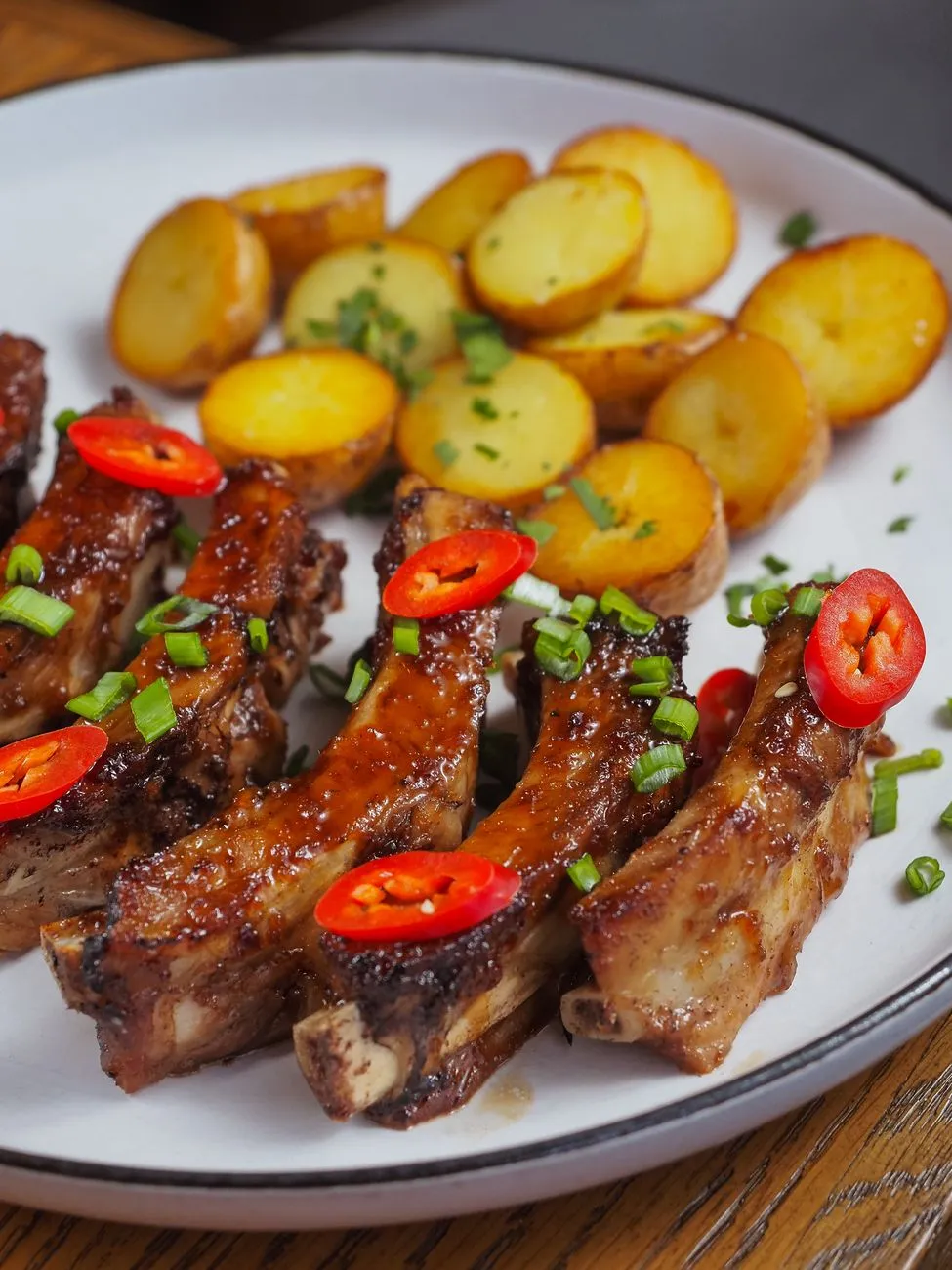 Travers de porc glacés pomme épicée