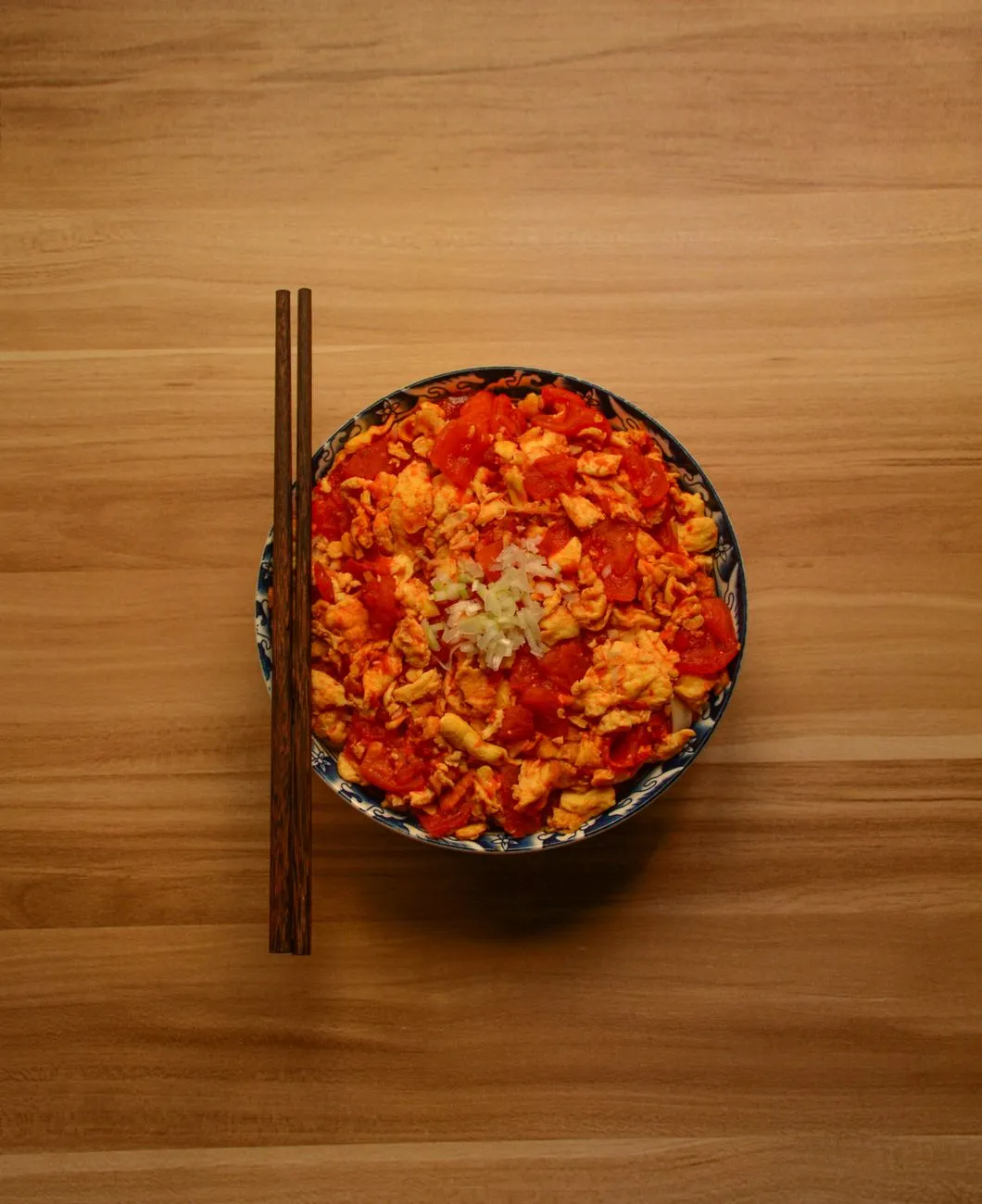 Sauté de tomates et œufs brouillés