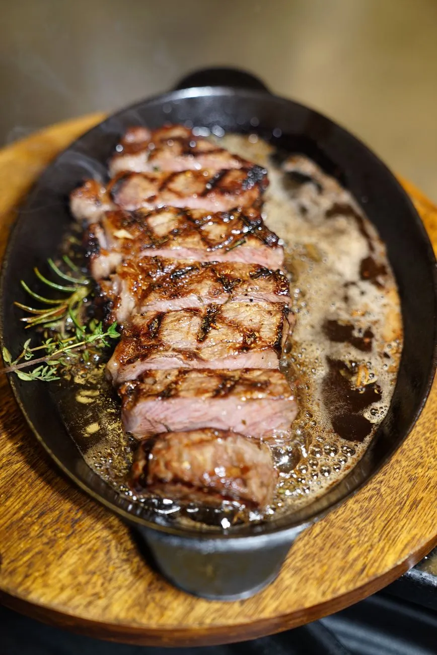 Steaks de contre-filet à la réduction crémeuse au poivre